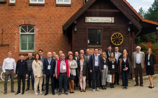 zdjęcie grupowe uczestników VI Konferencji Naukowej „Szkoła Inżynierii Systemów BioTechnicznych”