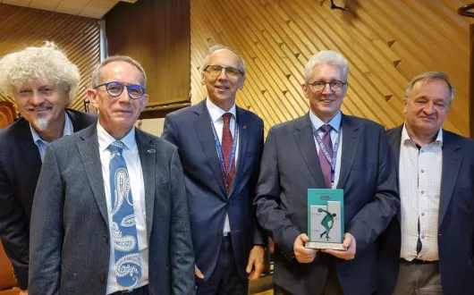 Uroczystości jubileuszu 50-lecia Instytutu Biocybernetyki i Inżynierii Biomedycznej PAN. Nasi profesorowie -> prof. Paweł Strumiłło i prof. Michał Strzelecki wręczyli z tej okazji pamiątkową statuetkę Dyrektorowi IBIP -> prof. Piotrowi Ładyżyńskiemu.