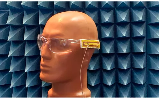 Dwuzakresowa antena zintegrowana z oprawkami okularów