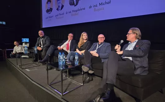 Dr Michał Bujacz jako prowadzący panel dyskusyjny na Festiwalu Lema 2025