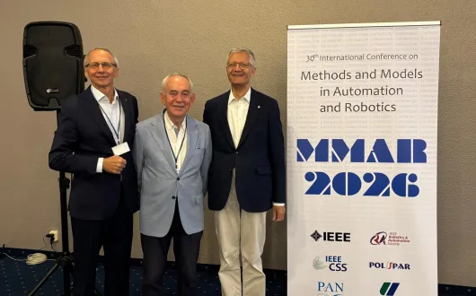MMAR 2026. Na zdjęciu od lewej: prof. Paweł Strumiłło, prof. Józef Korbicz (przewodniczący sesji plenarnej), prof. Andrzej Bartoszewicz (przewodniczący konferencji).