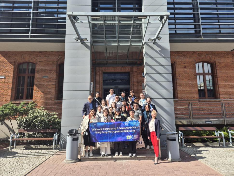Studenci z Hong Kong Metropolitan University z wizytą w Instytucie Elektroniki