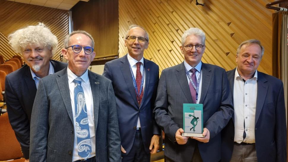 Uroczystości jubileuszu 50-lecia Instytutu Biocybernetyki i Inżynierii Biomedycznej PAN. Nasi profesorowie -> prof. Paweł Strumiłło i prof. Michał Strzelecki wręczyli z tej okazji pamiątkową statuetkę Dyrektorowi IBIP -> prof. Piotrowi Ładyżyńskiemu.