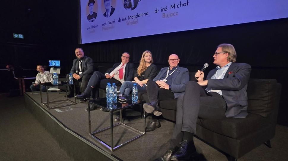 Dr Michał Bujacz jako prowadzący panel dyskusyjny na Festiwalu Lema 2025