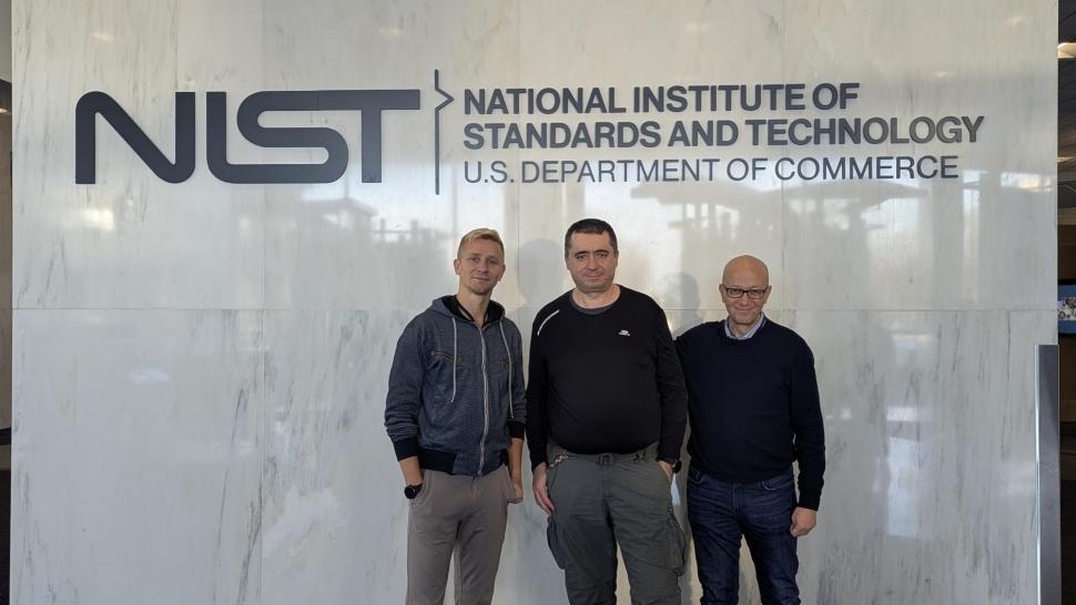 Dr Marcin Kociołek, dr Joe Chalfoun oraz dr Michał Kozłowski w głównym holu NIST.