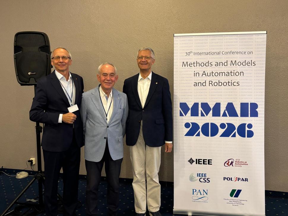 MMAR 2026. Na zdjęciu od lewej: prof. Paweł Strumiłło, prof. Józef Korbicz (przewodniczący sesji plenarnej), prof. Andrzej Bartoszewicz (przewodniczący konferencji).