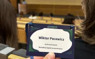 Badania nad monitorowaniem pracy serca podczas treningów pływackich na konferencji CYBER 2026