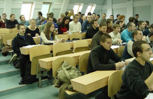 Studenci w auli podczas wykładu.